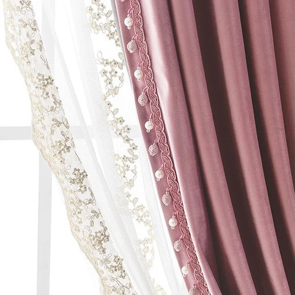 Kaunis valoverho helmillä ja kirjailulla