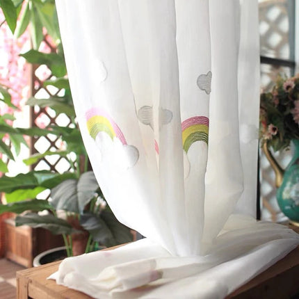 Lastenhuoneen valoverho sateenkaarilla