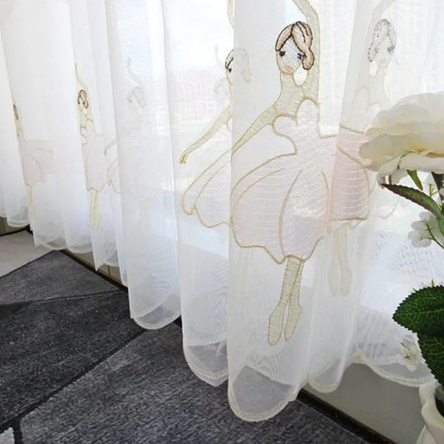 Valkoverho ballerina-kirjailulla lastenhuoneeseen