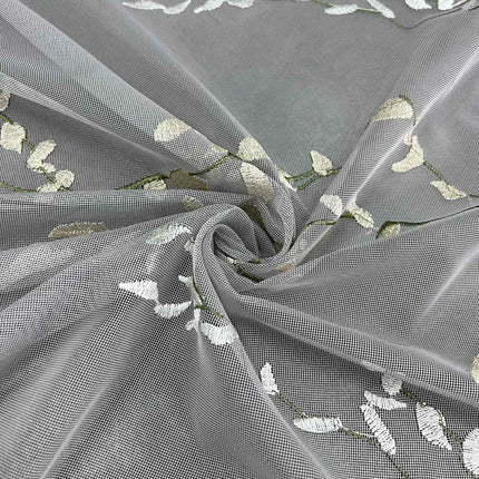 Läpikuultava verho kirjaillulla oksakuviolla