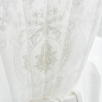 Klassinen valoverho beigellä damaskikuviolla