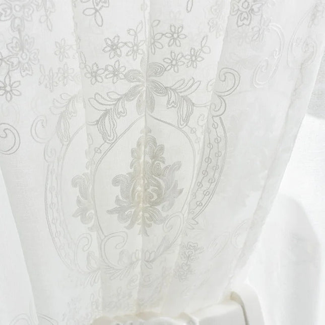 Klassinen valoverho beigellä damaskikuviolla