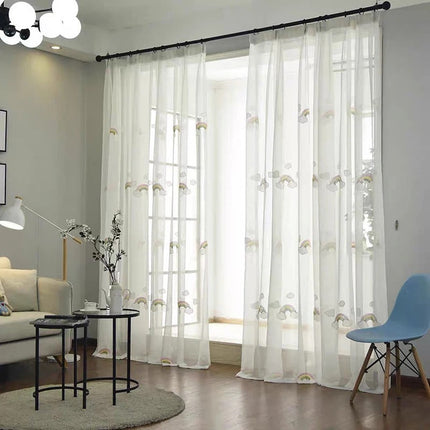 Lastenhuoneen valoverho sateenkaarilla