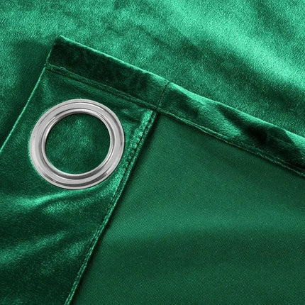 Smaragdinvihreä samettinen pimennysverho