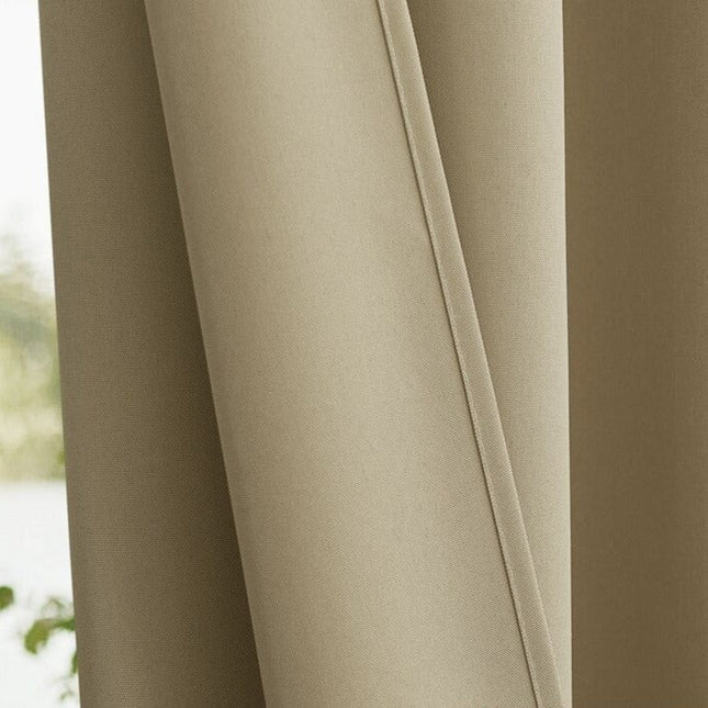 Beige säänkestävä ulkoverho purjerenkailla