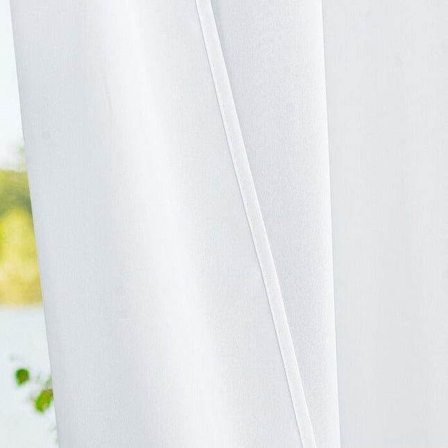 Valkoinen vedenpitävä ulkoverho parvekkeelle