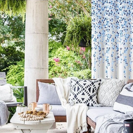 Kukkakuvioinen ulkoverho suojaisalle terassille