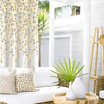 Kukkakuvioinen ulkoverho suojaisalle terassille