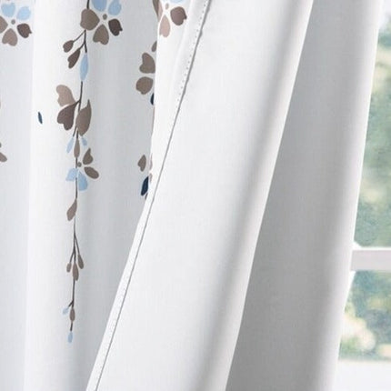 Kukkakuvioinen ulkoverho suojaisalle terassille