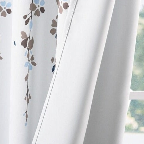 Kukkakuvioinen ulkoverho suojaisalle terassille