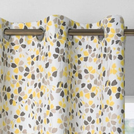 Kukkakuvioinen ulkoverho suojaisalle terassille