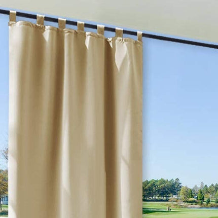 Vaalea säänkestävä verho ulkoterassille