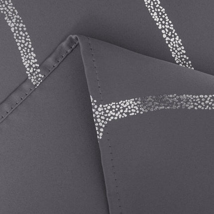 Pimennysverho hopeisella geometrisella kuviolla