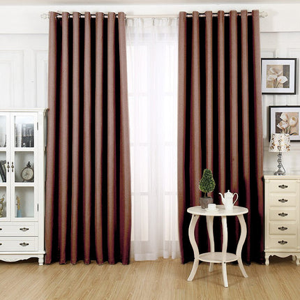 Kahvinruskea pimennysverho makuuhuoneen ikkunaan