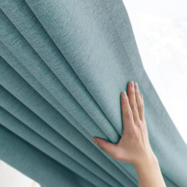 Meleerattu sininen pimennysverho olohuoneeseen