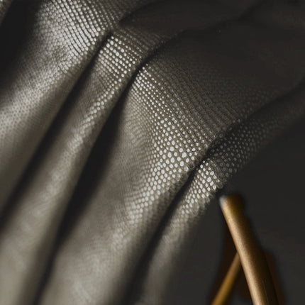 Harmaa pimennysverho pistekuviolla