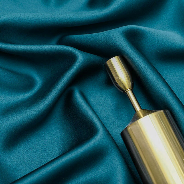 Sininen samettiverho kultaisilla kukkakoristeilla