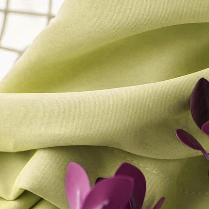 Skandinaavinen keltainen verho olohuoneeseen