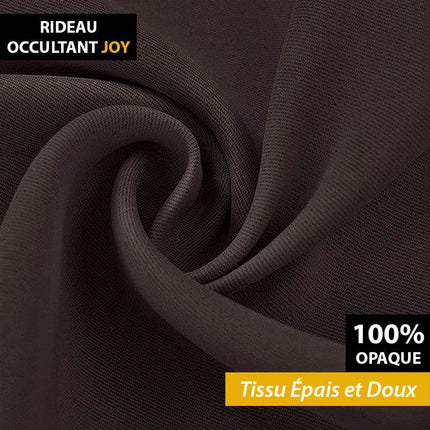 Ruskea huonetta hämärtävä verho