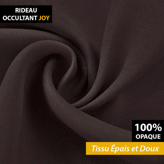 Ruskea huonetta hämärtävä verho