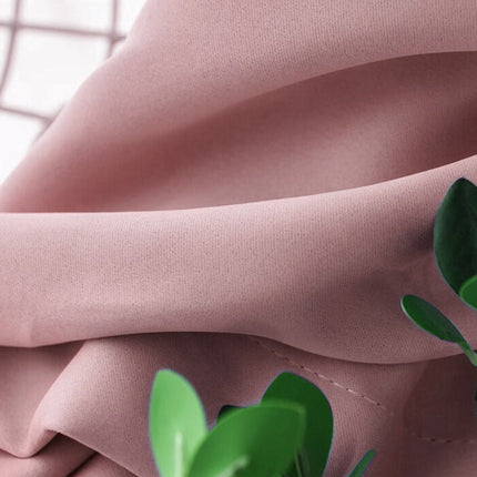 Vaaleanpunainen pimennysverho olohuoneeseen tai makuuhuoneeseen