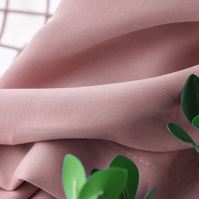 Vaaleanpunainen pimennysverho olohuoneeseen tai makuuhuoneeseen