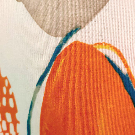 Monivärinen verho abstraktilla kuviolla