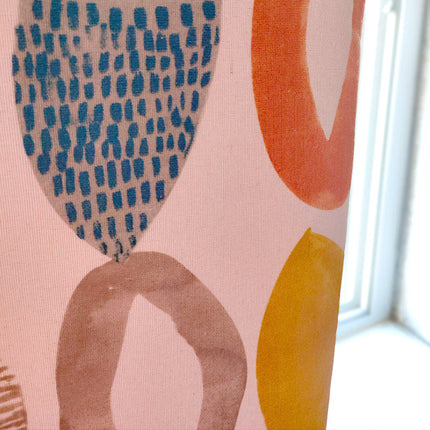 Monivärinen verho abstraktilla kuviolla