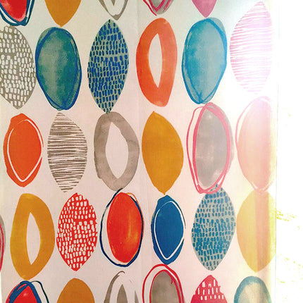 Monivärinen verho abstraktilla kuviolla