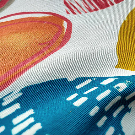 Monivärinen verho abstraktilla kuviolla