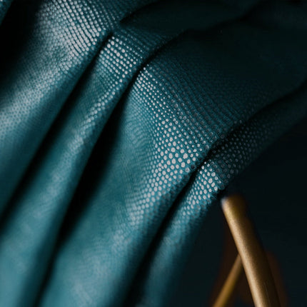 Petrolinsininen pimennysverho reikäkuviolla