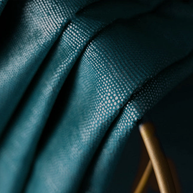 Petrolinsininen pimennysverho reikäkuviolla