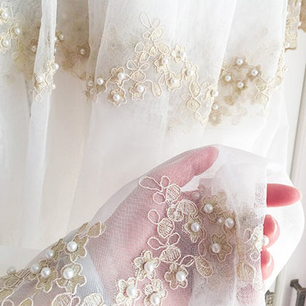 Kaunis valoverho helmillä ja kirjailulla