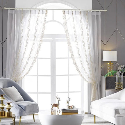 Kaunis valoverho helmillä ja kirjailulla