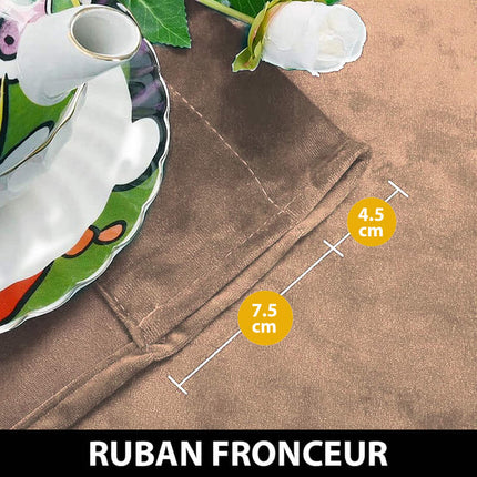 Lohenpunainen samettinen lämpöverho