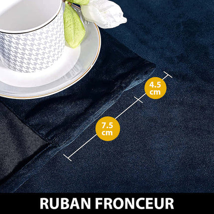 Yönsininen samettiverho olohuoneen sisustukseen