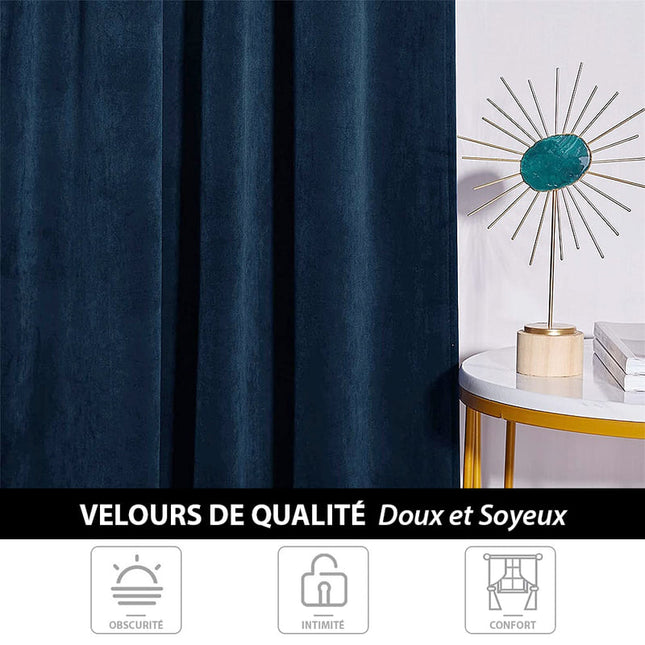 Yönsininen samettiverho olohuoneen sisustukseen