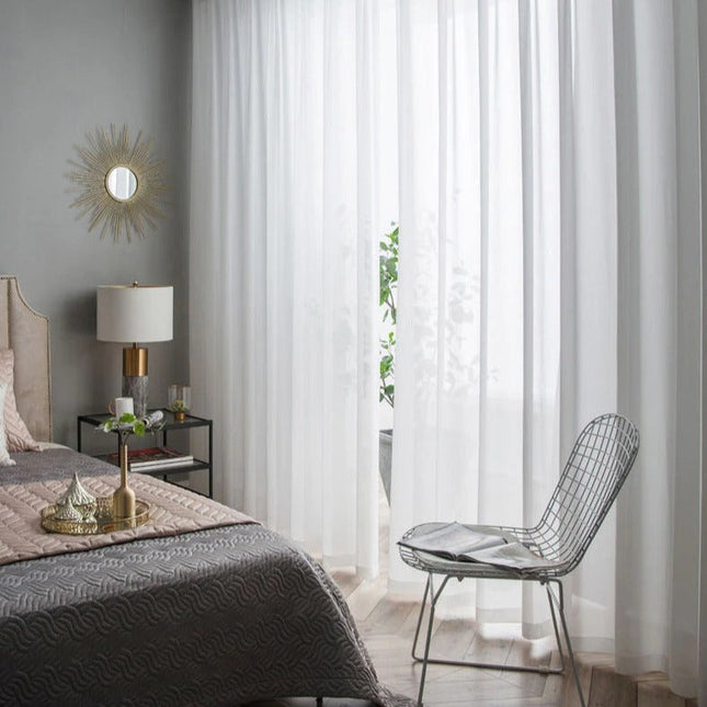 Yksivärinen valkoinen valoverho olohuoneeseen