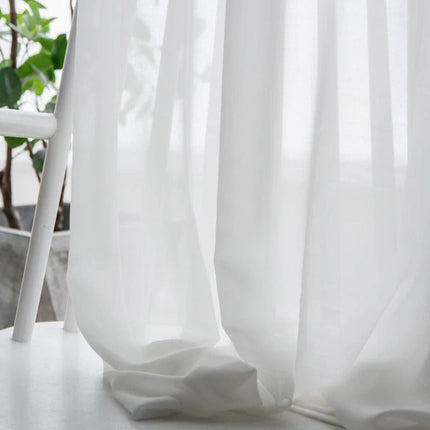 Yksivärinen valkoinen valoverho olohuoneeseen