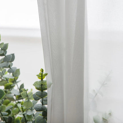 Yksivärinen valkoinen valoverho olohuoneeseen