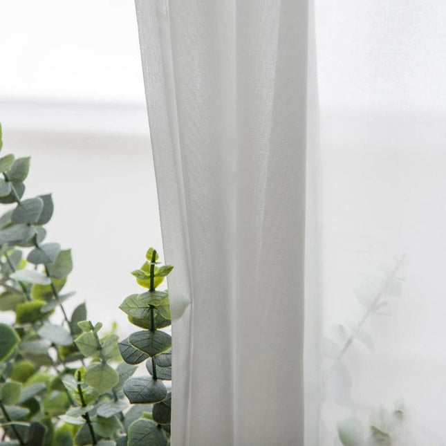 Yksivärinen valkoinen valoverho olohuoneeseen