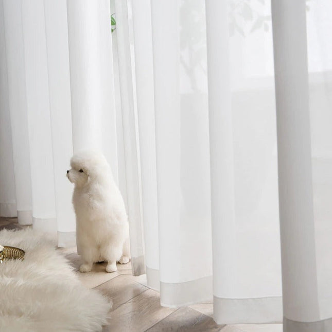 Yksivärinen valkoinen valoverho olohuoneeseen