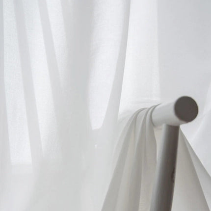 Yksivärinen valkoinen valoverho olohuoneeseen