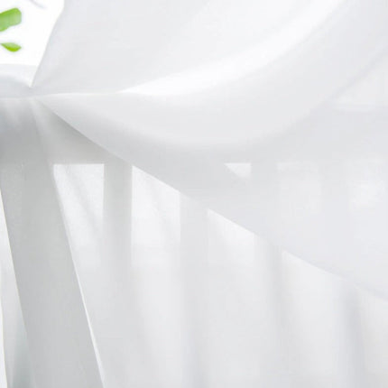 Yksivärinen valkoinen valoverho olohuoneeseen