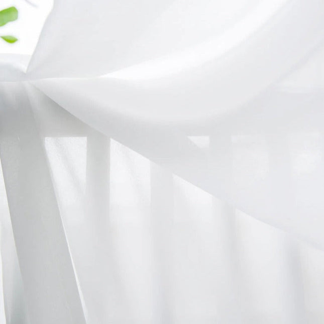 Yksivärinen valkoinen valoverho olohuoneeseen