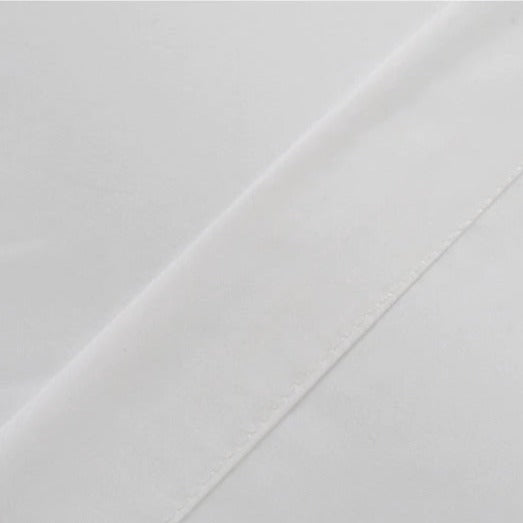 Yksivärinen valkoinen valoverho olohuoneeseen