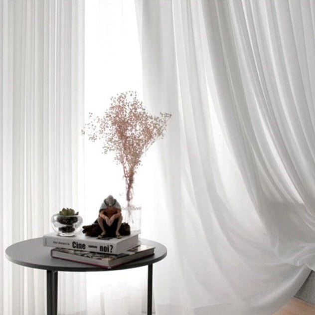 Yksivärinen valkoinen valoverho olohuoneeseen