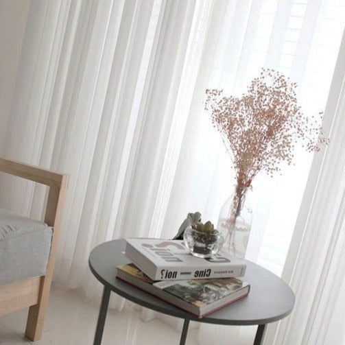 Yksivärinen valkoinen valoverho olohuoneeseen