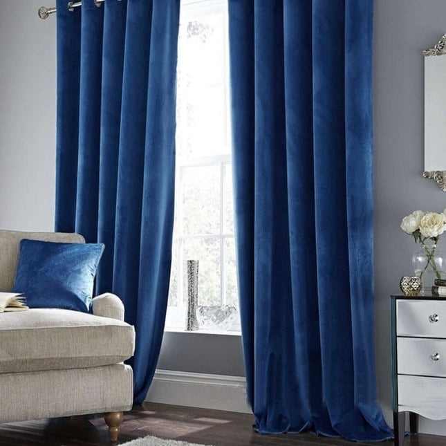 Sininen samettinen pimennysverho purjerenkailla