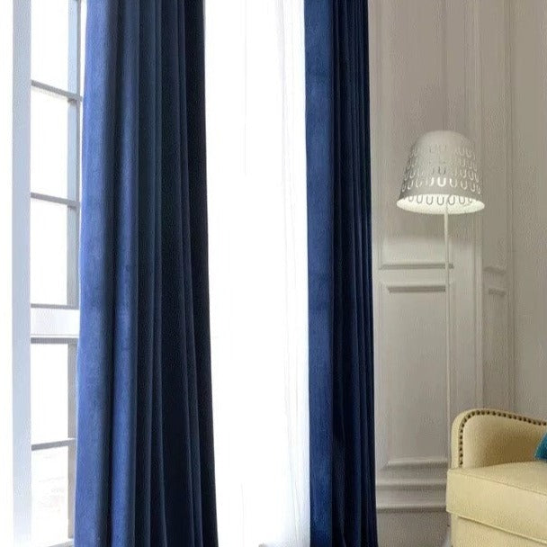 Sininen samettinen pimennysverho purjerenkailla